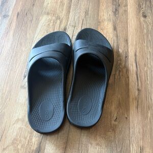 OOFOS Black Recovery Slide Sandals